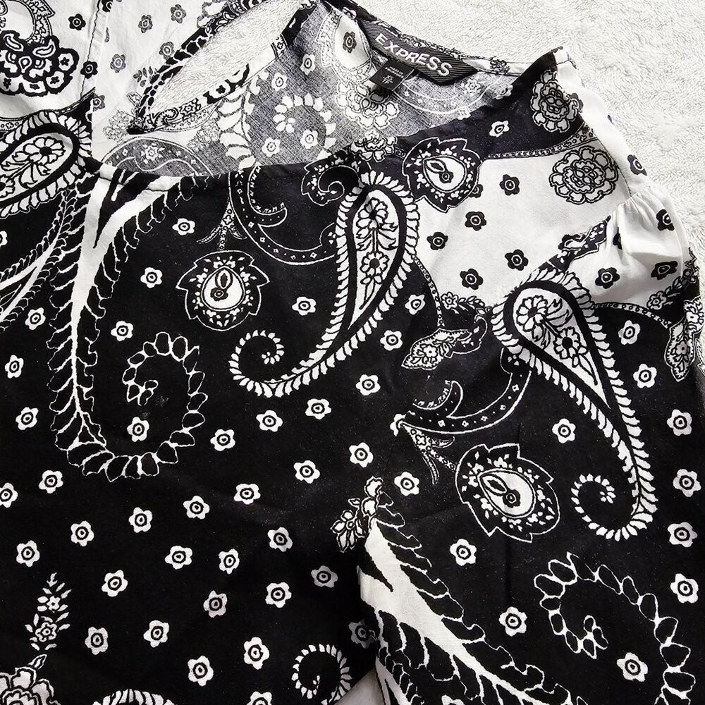 Express ✦ Paisley Bell Sleeve Blouse ✦ Black White Keyhole Back XS EUC - Picture 7 of 12